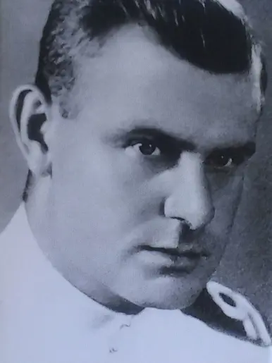 Links portret van LTZ 2 Hendrik de Jong, rechts een metalen plaquette met in gegraveerde letters namen, data en militaire rangen van gesneuvelde militairen, met bovenaan Hr. Ms. Jan van Amstel 08-03-1942. 