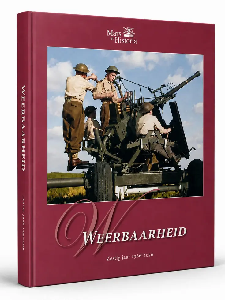 Een donkerrood boek met de titel ‘Weerbaarheid’ en een foto van soldaten bij een kanon op de kaft, uit 1966-2026.