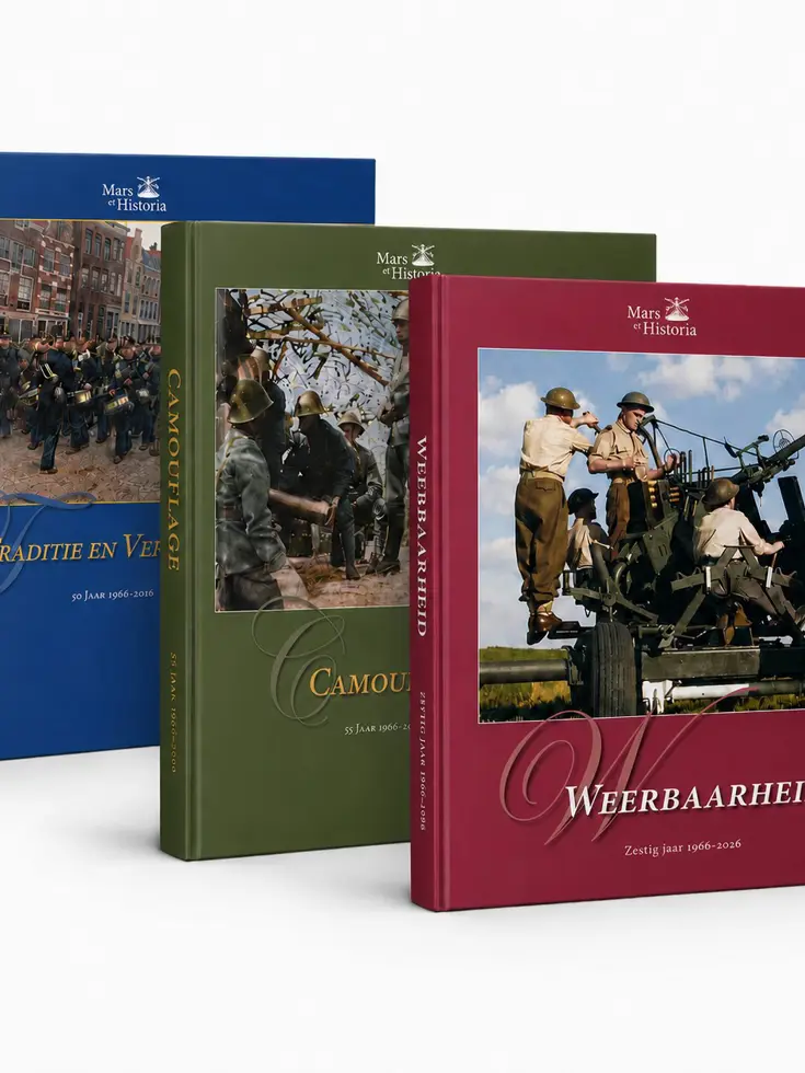 Drie gekleurde boeken over militaire geschiedenis: blauw, groen en rood, met afbeeldingen van soldaten en kanonnen op de kaften.