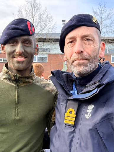 Julian en zijn vader KLTZ Bastian, allebei trots.