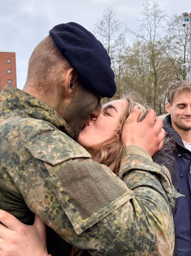 Julian neemt op gepaste wijze de felicitaties van zijn vriendin Quinty in ontvangst.
