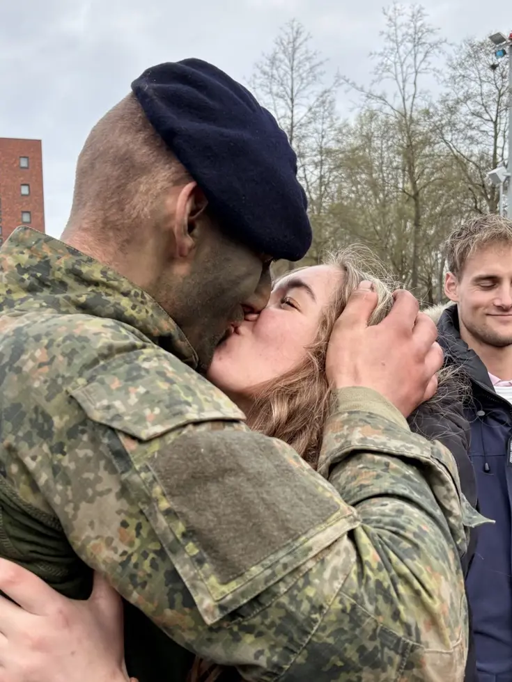 Julian neemt op gepaste wijze de felicitaties van zijn vriendin Quinty in ontvangst.