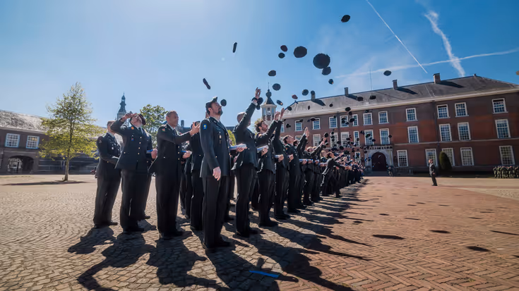 Toekomstige leiders ontvangen felbegeerd diploma.