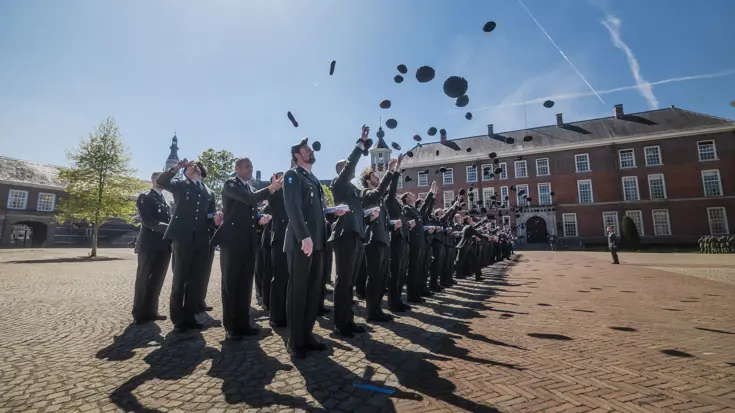 Toekomstige leiders ontvangen felbegeerd diploma.
