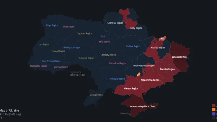Kaarten van Oekraïne met in tinten rood aangegeven waar er dreiging van Russische luchtaanvallen zijn.