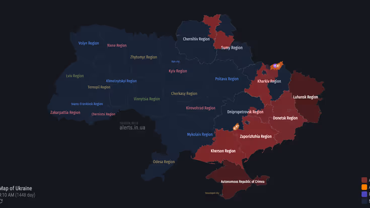 Kaarten van Oekraïne met in tinten rood aangegeven waar er dreiging van Russische luchtaanvallen zijn.