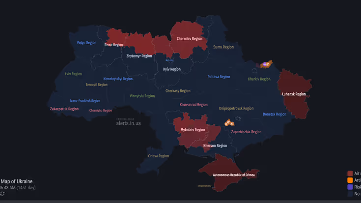 Kaarten van Oekraïne met in tinten rood aangegeven waar er dreiging van Russische luchtaanvallen zijn.