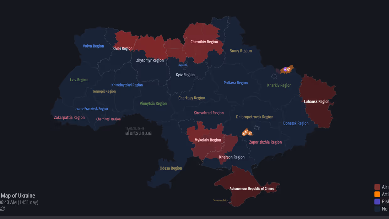 Kaarten van Oekraïne met in tinten rood aangegeven waar er dreiging van Russische luchtaanvallen zijn.