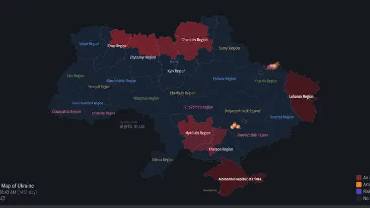 Kaarten van Oekraïne met in tinten rood aangegeven waar er dreiging van Russische luchtaanvallen zijn.