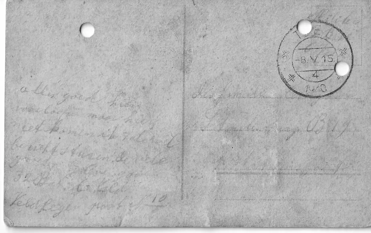 Achterzijde ansichtkaart uit 1940. Tekst moeilijk te lezen. Opa schrijft aan familie dat alles goed gaat, hij nog niet naar huis komt en bericht zal sturen.
