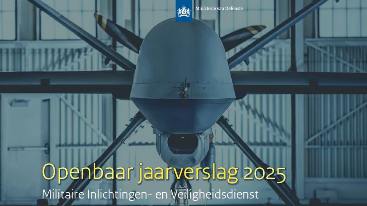 Cover Jaarverslag 2025 MIVD met daarop foto van drone in hangar.
