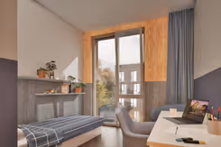 Impressie van een kamer van de nieuwe legering. Met links een bed, rechts een bureau en rechtdoor een raam.