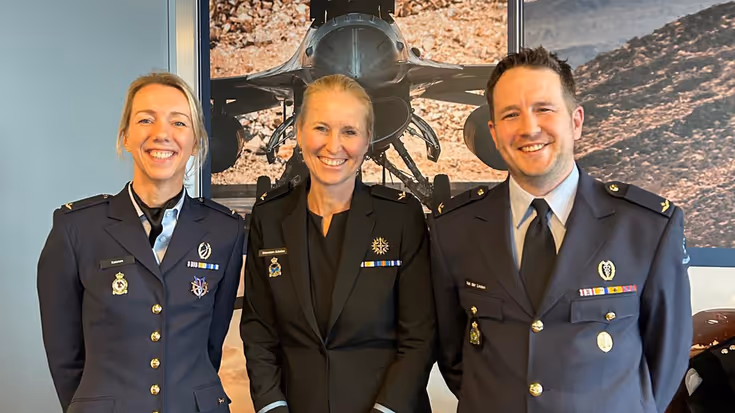Groepsfoto van luitenant-kolonel Karen Keissen (links) en majoor Dielis van der Linden (rechts) samen Directeur Personeel commodore Ellen Meeuwsen-Scholten (midden).