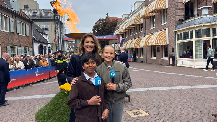 De minister met 2 kinderen op het 5 Mei Plein in Wageningen.