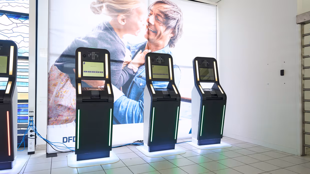 Een selfservice–kiosk die paspoort, het gelaat en 4 vingers van de rechterhand scant.