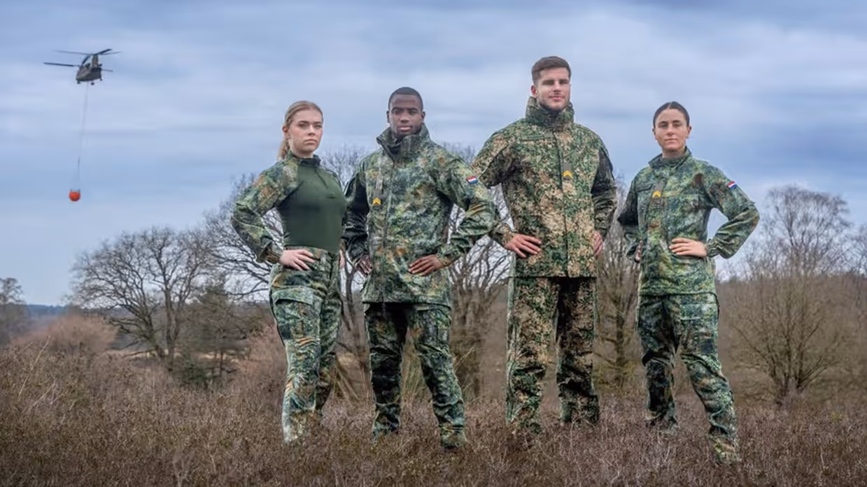Vier militairen dragen nieuwe operationele gevechtskleding.  