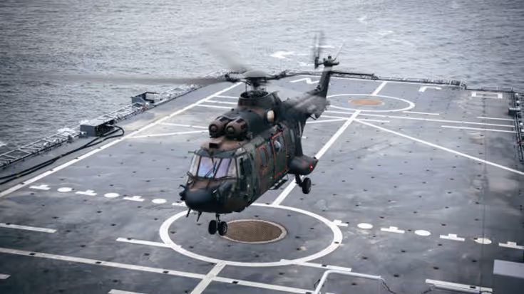 Klein De Oefening Werd Uitgevoerd Met Een Cougar Transporthelikopter Vanaf Het Marineschip Zr. Ms. Johan De Witt