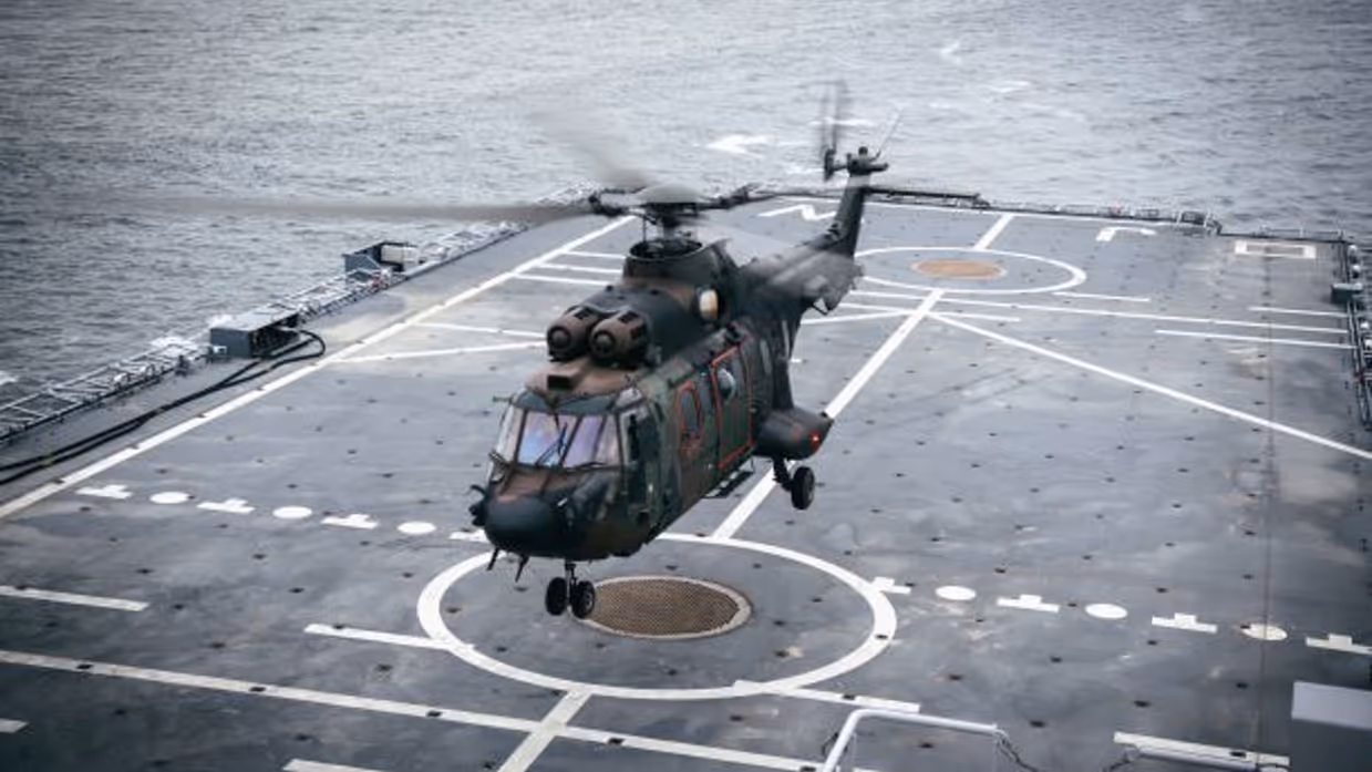 Klein De Oefening Werd Uitgevoerd Met Een Cougar Transporthelikopter Vanaf Het Marineschip Zr. Ms. Johan De Witt