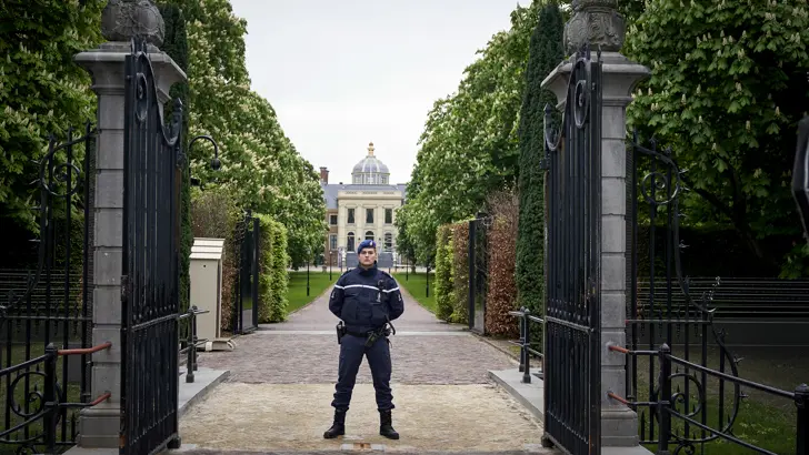 Marechaussee staat voor Paleis Huis ten Bosch.