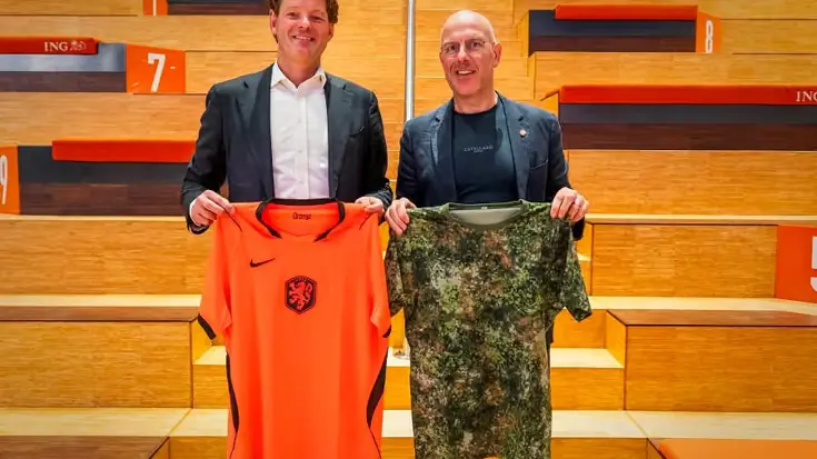Secretaris-generaal van Defensie Maarten Schurink, met een Oranje-shirt en secretaris-generaal van de KNVB Gijs de Jong met een camouflage-shirt