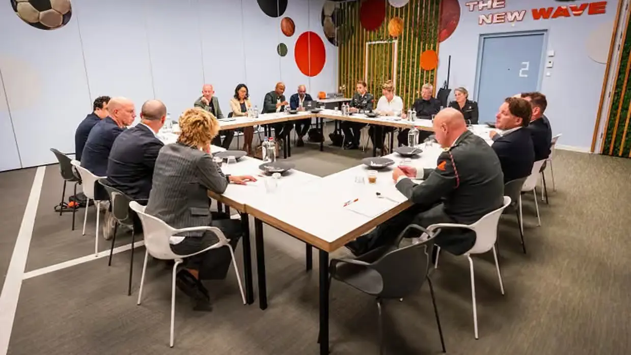 Leden van de Commissie Mijlans in een zaaltje