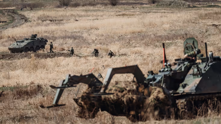 Militair voertuig in actie.