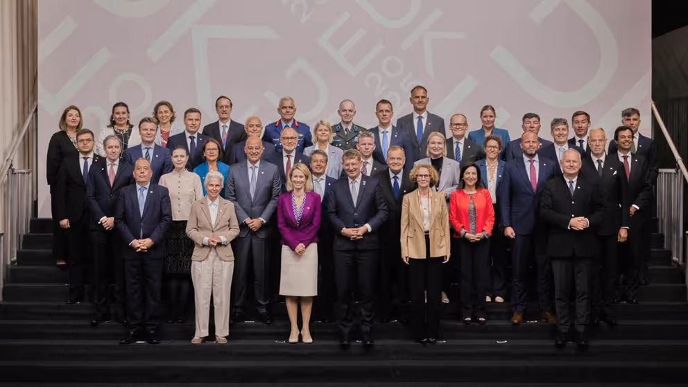 Groepsfoto ministers van defensie EU.