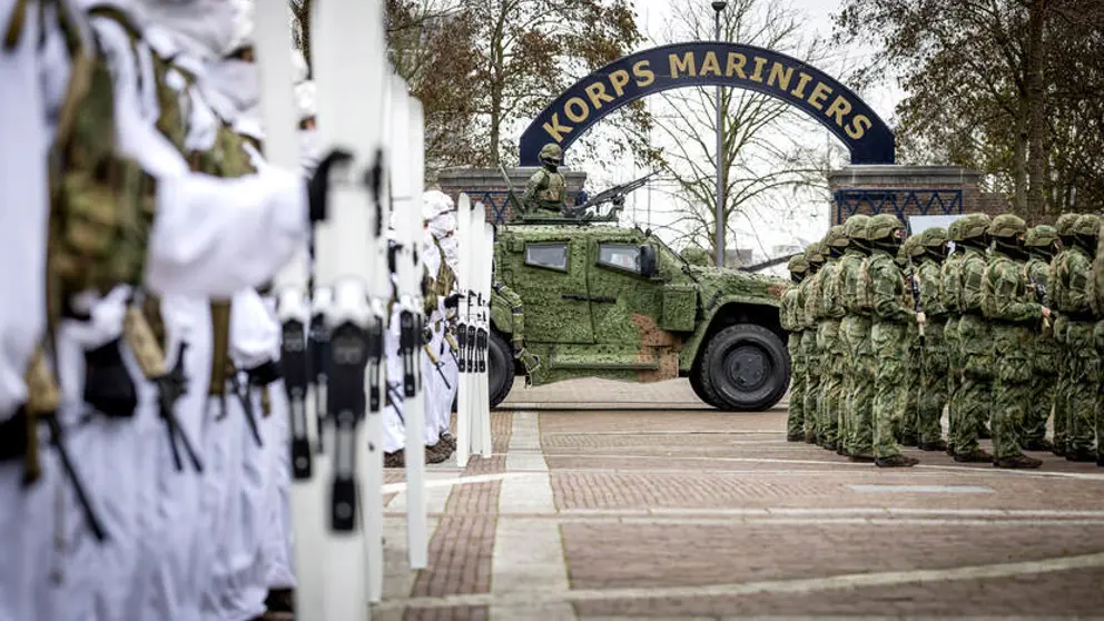 Groep mariniers in de houding voor toegangsboog.