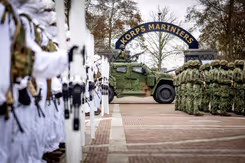 Groep mariniers in de houding voor toegangsboog.