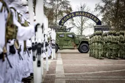 Groep mariniers in de houding voor toegangsboog.