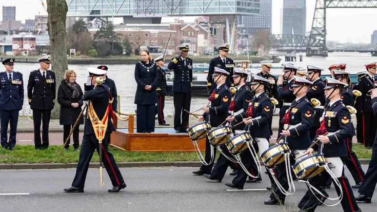 Militaire band loopt langs hoogwaardigheidsbekleders.