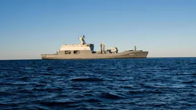 Afbeeldingen van het pannenkoekijs waar het schip doorheen vaart. Dit zijn kleine ijscirkels die in de zee liggen. Ook een foto van het schip dat in Botnische Golf dobbert.
