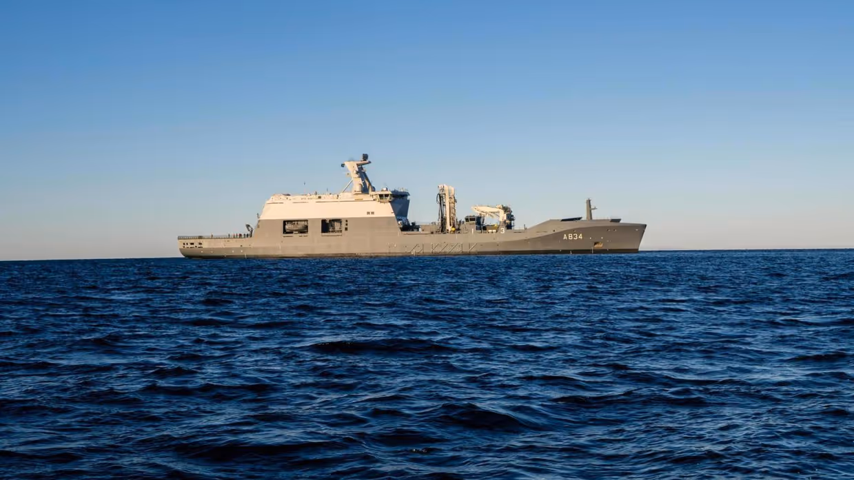 Afbeeldingen van het pannenkoekijs waar het schip doorheen vaart. Dit zijn kleine ijscirkels die in de zee liggen. Ook een foto van het schip dat in Botnische Golf dobbert.