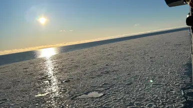 Afbeeldingen van het pannenkoekijs waar het schip doorheen vaart. Dit zijn kleine ijscirkels die in de zee liggen. Ook een foto van het schip dat in Botnische Golf dobbert.
