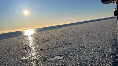 Afbeeldingen van het pannenkoekijs waar het schip doorheen vaart. Dit zijn kleine ijscirkels die in de zee liggen. Ook een foto van het schip dat in Botnische Golf dobbert.