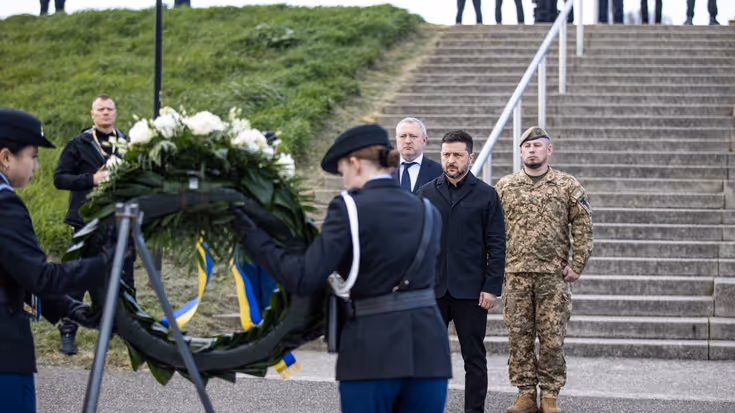 Zelensky staat achter de krans bij het Uncle Beach Memorial in Vlissingen.