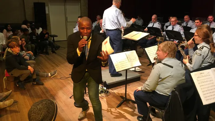 Zanger samen met het orkest koninklijke marechaussee.