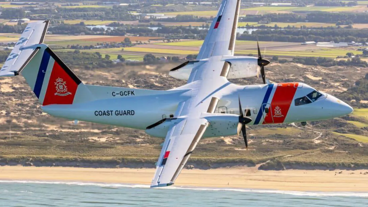 Kustwachtvliegtuig-Dash-8 vliegt door de lucht.
