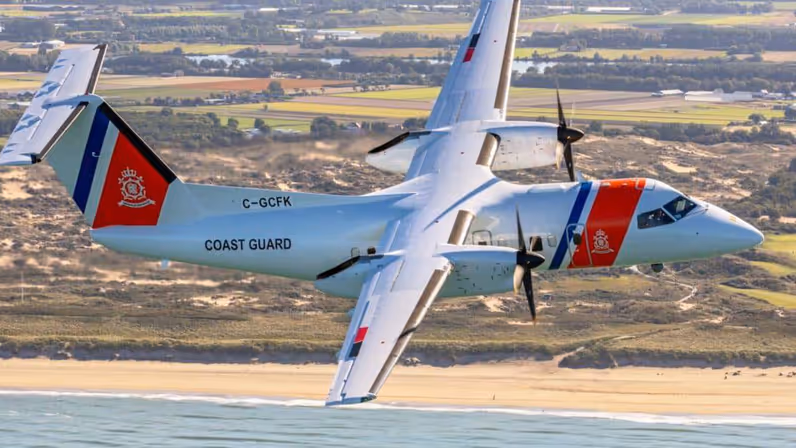 Kustwachtvliegtuig-Dash-8 vliegt door de lucht.