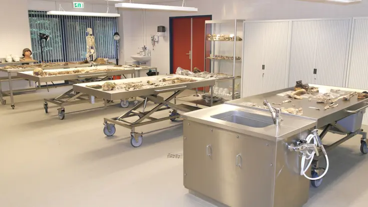 Laboratorium van de Bergings- en Identificatiedienst Koninklijke Landmacht in Soesterberg.