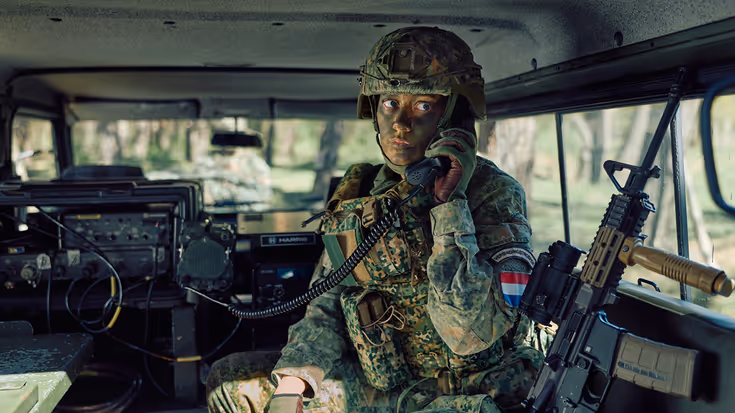 Een verbindingsofficier bij de landmacht aan het werk. 