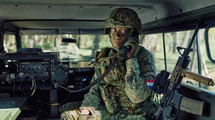 Een verbindingsofficier bij de landmacht aan het werk. 