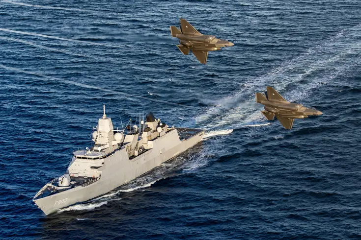Een LCF op zee, 2 F-35’s vliegen over.