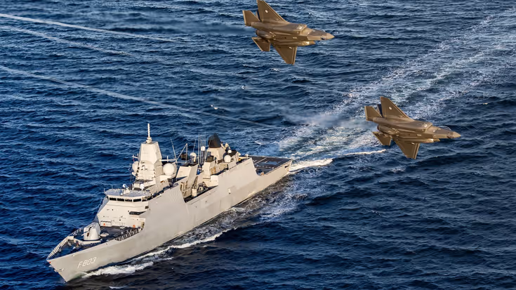 Een LCF op zee, 2 F-35’s vliegen over.