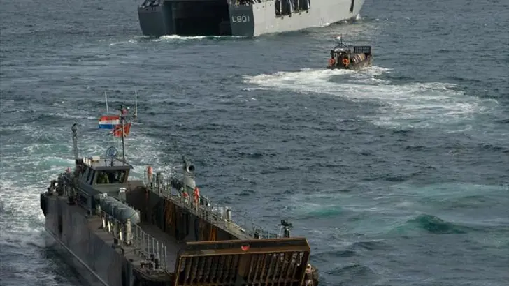 Een LCU vaart weg nadat het materieel heeft afgeleverd op de Zr.Ms. Johan de Witt.