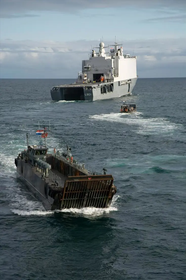 Een LCU vaart weg nadat het materieel heeft afgeleverd op de Zr.Ms. Johan de Witt.