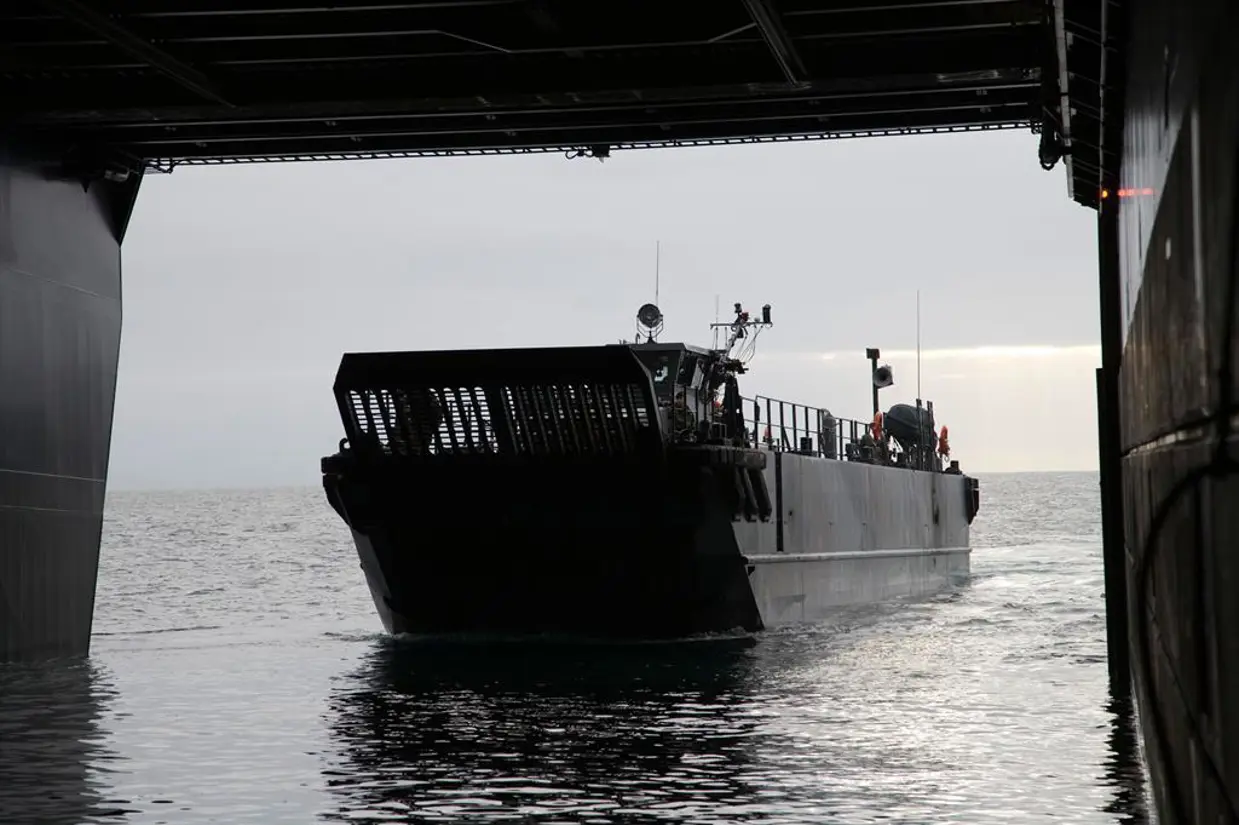 Een LCU embarkeert op Zr.Ms. Johan de Witt.
