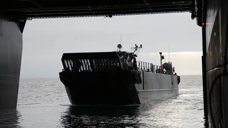 Een LCU embarkeert op Zr.Ms. Johan de Witt.