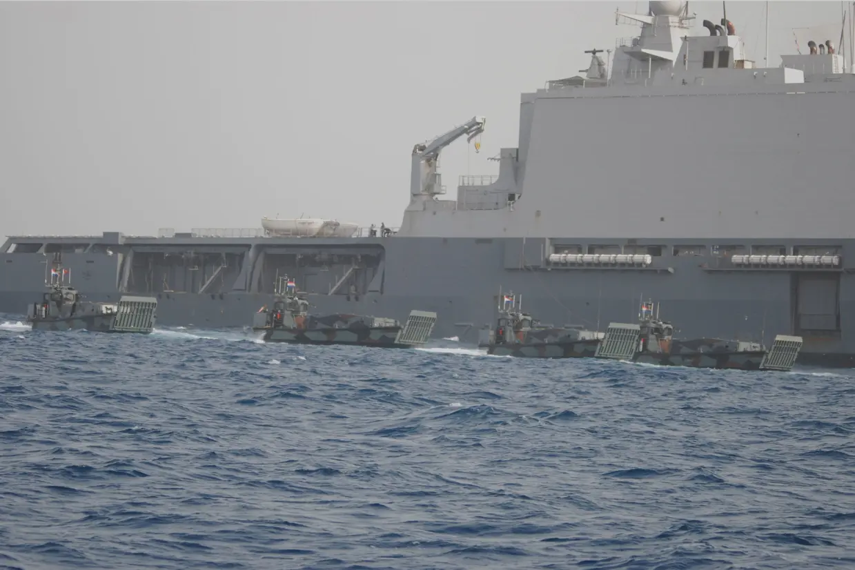 Een aantal LCVP's naast Zr.Ms. Johan de Witt.