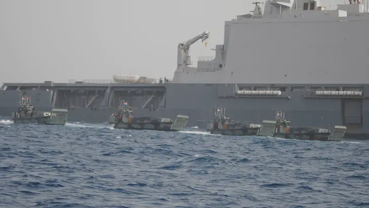 Een aantal LCVP's naast Zr.Ms. Johan de Witt.